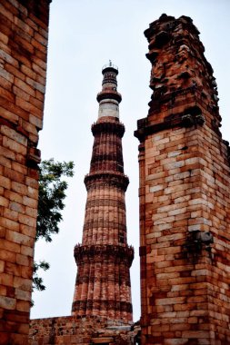 Kutub Minar Yeni Delhi, Hindistan, Hindistan 'daki en uzun minare mermer ve kırmızı kumtaşı kulesidir ve bu kule Müslüman yönetiminin başlangıcını temsil eder, Kutub Minar Kompleksi, Dünya' nın en uzun tuğla minaresi.