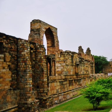 Kutub Minar Kompleksi 'nin içinde antika harabeler ve iç kareler var. Mehrauli 'deki UNESCO Dünya Mirası, Qutub Minar' daki Eski Mimari, Delhi 'deki gündüz vakti, eski mimarideki Kutub Minar