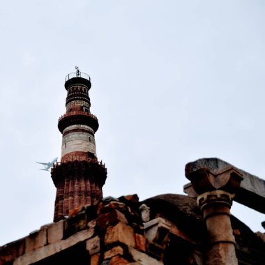 Kutub Minar Yeni Delhi, Hindistan, Hindistan 'daki en uzun minare mermer ve kırmızı kumtaşı kulesidir ve bu kule Müslüman yönetiminin başlangıcını temsil eder, Kutub Minar Kompleksi, Dünya' nın en uzun tuğla minaresi.