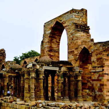 Kutub Minar Kompleksi 'nin içinde antika harabeler ve iç kareler var. Mehrauli 'deki UNESCO Dünya Mirası, Qutub Minar' daki Eski Mimari, Delhi 'deki gündüz vakti, eski mimarideki Kutub Minar