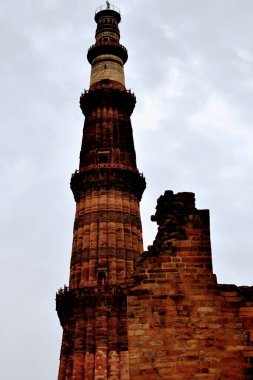 Kutub Minar Yeni Delhi, Hindistan, Hindistan 'daki en uzun minare mermer ve kırmızı kumtaşı kulesidir ve bu kule Müslüman yönetiminin başlangıcını temsil eder, Kutub Minar Kompleksi, Dünya' nın en uzun tuğla minaresi.