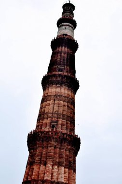 Kutub Minar Yeni Delhi, Hindistan, Hindistan 'daki en uzun minare mermer ve kırmızı kumtaşı kulesidir ve bu kule Müslüman yönetiminin başlangıcını temsil eder, Kutub Minar Kompleksi, Dünya' nın en uzun tuğla minaresi.