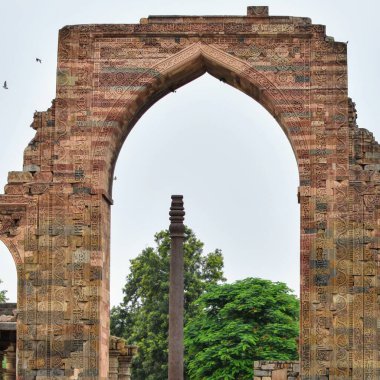 Kutub Minar Kompleksi 'nin içinde antika harabeler ve iç kareler var. Mehrauli 'deki UNESCO Dünya Mirası, Qutub Minar' daki Eski Mimari, Delhi 'deki gündüz vakti, eski mimarideki Kutub Minar