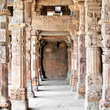 Kutub Minar Kompleksi 'nin içinde antika harabeler ve iç kareler var. Mehrauli 'deki UNESCO Dünya Mirası, Qutub Minar' daki Eski Mimari, Delhi 'deki gündüz vakti, eski mimarideki Kutub Minar