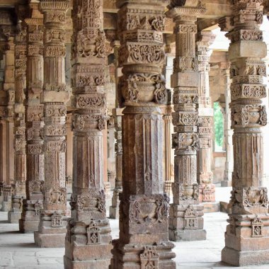 Kutub Minar Kompleksi 'nin içinde antika harabeler ve iç kareler var. Mehrauli 'deki UNESCO Dünya Mirası, Qutub Minar' daki Eski Mimari, Delhi 'deki gündüz vakti, eski mimarideki Kutub Minar