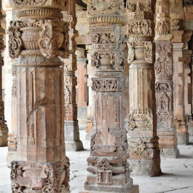 Kutub Minar Kompleksi 'nin içinde antika harabeler ve iç kareler var. Mehrauli 'deki UNESCO Dünya Mirası, Qutub Minar' daki Eski Mimari, Delhi 'deki gündüz vakti, eski mimarideki Kutub Minar