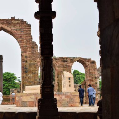 Kutub Minar Kompleksi 'nin içinde antika harabeler ve iç kareler var. Mehrauli 'deki UNESCO Dünya Mirası, Qutub Minar' daki Eski Mimari, Delhi 'deki gündüz vakti, eski mimarideki Kutub Minar
