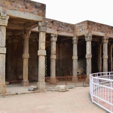 Kutub Minar Kompleksi 'nin içinde antika harabeler ve iç kareler var. Mehrauli 'deki UNESCO Dünya Mirası, Qutub Minar' daki Eski Mimari, Delhi 'deki gündüz vakti, eski mimarideki Kutub Minar
