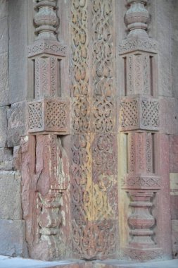 Kutub Minar Kompleksi 'nin içinde antika harabeler ve iç kareler var. Mehrauli 'deki UNESCO Dünya Mirası, Qutub Minar' daki Eski Mimari, Delhi 'deki gündüz vakti, eski mimarideki Kutub Minar