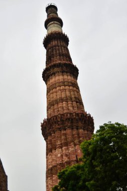 Kutub Minar Yeni Delhi, Hindistan, Hindistan 'daki en uzun minare mermer ve kırmızı kumtaşı kulesidir ve bu kule Müslüman yönetiminin başlangıcını temsil eder, Kutub Minar Kompleksi, Dünya' nın en uzun tuğla minaresi.