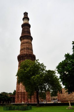 Kutub Minar Yeni Delhi, Hindistan, Hindistan 'daki en uzun minare mermer ve kırmızı kumtaşı kulesidir ve bu kule Müslüman yönetiminin başlangıcını temsil eder, Kutub Minar Kompleksi, Dünya' nın en uzun tuğla minaresi.