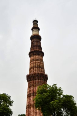 Kutub Minar Yeni Delhi, Hindistan, Hindistan 'daki en uzun minare mermer ve kırmızı kumtaşı kulesidir ve bu kule Müslüman yönetiminin başlangıcını temsil eder, Kutub Minar Kompleksi, Dünya' nın en uzun tuğla minaresi.