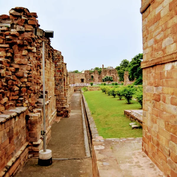 Binnenin Het Qutub Minar Complex Met Antieke Ruïnes Binnenplein Unesco — Stockfoto
