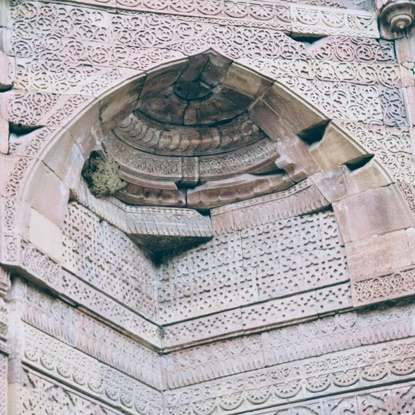 Binnenin Het Qutub Minar Complex Met Antieke Ruïnes Binnenplein Unesco — Stockfoto