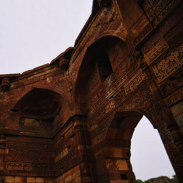 Uvnitř Qutub Minar Complex Antickými Zříceninami Vnitřním Náměstí Unesco Světové — Stock fotografie