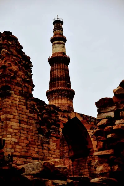 Kutub Minar Yeni Delhi, Hindistan, Hindistan 'daki en uzun minare mermer ve kırmızı kumtaşı kulesidir ve bu kule Müslüman yönetiminin başlangıcını temsil eder, Kutub Minar Kompleksi, Dünya' nın en uzun tuğla minaresi.