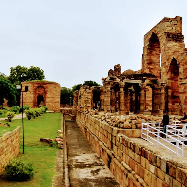 Binnenin Het Qutub Minar Complex Met Antieke Ruïnes Binnenplein Unesco — Stockfoto