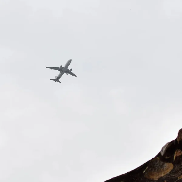 Aeroplane Flying Cloudy Sky Day Time Qutub Minar Delhi India — Stock Photo, Image