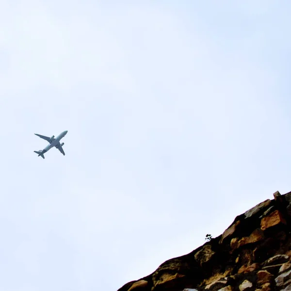 Aeroplane Flying Cloudy Sky Day Time Qutub Minar Delhi India — Stock Photo, Image