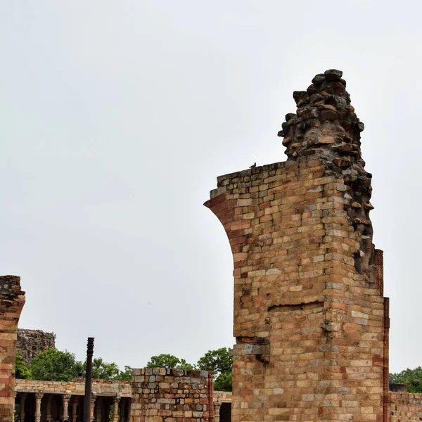 Binnenin Het Qutub Minar Complex Met Antieke Ruïnes Binnenplein Unesco — Stockfoto