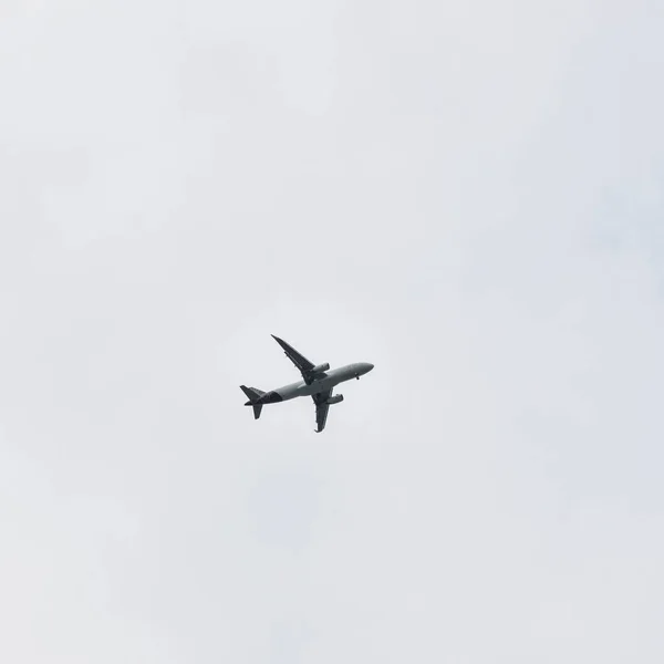 Αεροπλάνο Που Πετά Στον Συννεφιασμένο Ουρανό Κατά Διάρκεια Της Ημέρας — Φωτογραφία Αρχείου