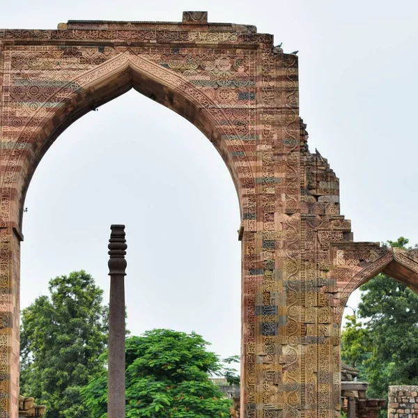 在Qutub Minar综合建筑的内部 有着奇异的废墟和内部广场 教科文组织在Mehrauli的世界遗产 白天在印度德里的Qutub Minar内的旧建筑 在旧建筑内的Qutub Minar — 图库照片