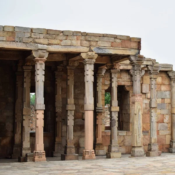 Внутри Комплекса Кутуб Минар Античными Руинами Внутренней Площадью Всемирное Наследие — стоковое фото