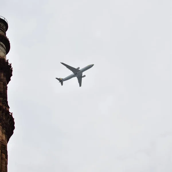 Aeroplane Flying Cloudy Sky Day Time Qutub Minar Delhi India — Stock Photo, Image