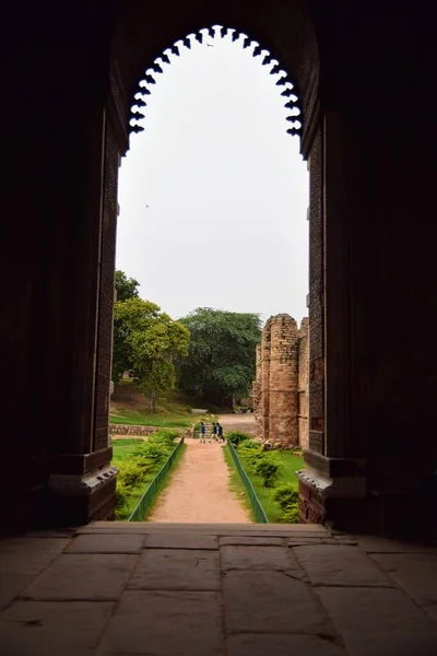 Wewnątrz Qutub Minar Complex Antycznych Ruin Wewnętrznego Placu Światowe Dziedzictwo — Zdjęcie stockowe