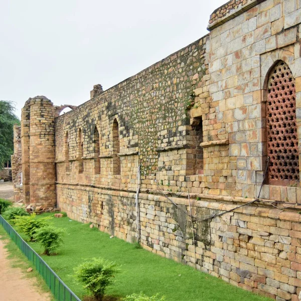 Binnenin Het Qutub Minar Complex Met Antieke Ruïnes Binnenplein Unesco — Stockfoto