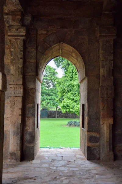 Inneren Des Qutub Minar Komplexes Mit Antiken Ruinen Und Einem — Stockfoto