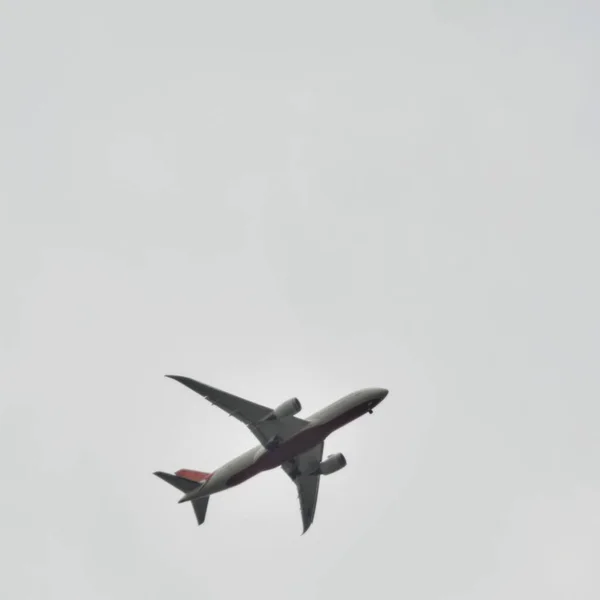 Aeroplane Flying Cloudy Sky Day Time Qutub Minar Delhi India — Stock Photo, Image