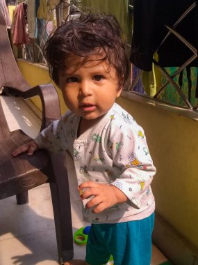 Tatlı küçük çocuk Delhi 'de fotoğraf çekimi için poz veriyor, tatlı bebek oğlan tatlı, tatlı bir gülümsemeyle eğleniyor.