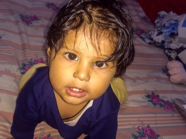 Tatlı küçük çocuk Delhi 'de fotoğraf çekimi için poz veriyor, tatlı bebek oğlan tatlı, tatlı bir gülümsemeyle eğleniyor.