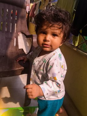 Tatlı küçük çocuk Delhi 'de fotoğraf çekimi için poz veriyor, tatlı bebek oğlan tatlı, tatlı bir gülümsemeyle eğleniyor.