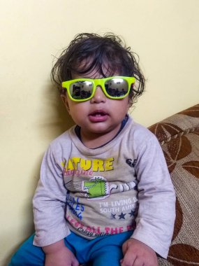 Tatlı küçük çocuk Delhi 'de fotoğraf çekimi için poz veriyor, tatlı bebek oğlan tatlı, tatlı bir gülümsemeyle eğleniyor.