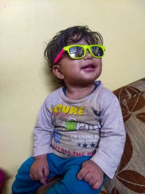 Tatlı küçük çocuk Delhi 'de fotoğraf çekimi için poz veriyor, tatlı bebek oğlan tatlı, tatlı bir gülümsemeyle eğleniyor.