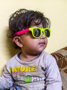 Tatlı küçük çocuk Delhi 'de fotoğraf çekimi için poz veriyor, tatlı bebek oğlan tatlı, tatlı bir gülümsemeyle eğleniyor.