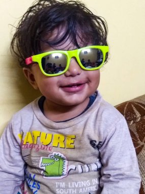 Tatlı küçük çocuk Delhi 'de fotoğraf çekimi için poz veriyor, tatlı bebek oğlan tatlı, tatlı bir gülümsemeyle eğleniyor.