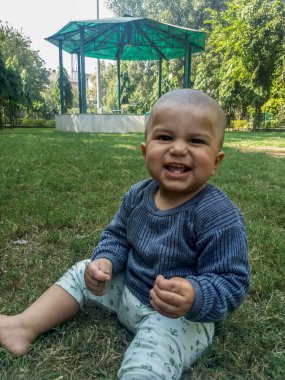 Tatlı küçük çocuk Delhi 'de fotoğraf çekimi için poz veriyor, tatlı bebek oğlan tatlı, tatlı bir gülümsemeyle eğleniyor.