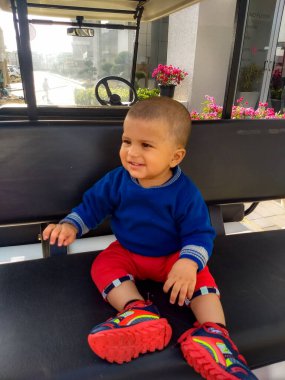 Tatlı küçük çocuk Delhi 'de fotoğraf çekimi için poz veriyor, tatlı bebek oğlan tatlı, tatlı bir gülümsemeyle eğleniyor.