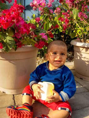 Tatlı küçük çocuk Delhi 'de fotoğraf çekimi için poz veriyor, tatlı bebek oğlan tatlı, tatlı bir gülümsemeyle eğleniyor.