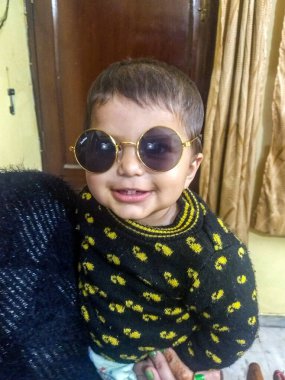 Tatlı küçük çocuk Delhi 'de fotoğraf çekimi için poz veriyor, tatlı bebek oğlan tatlı, tatlı bir gülümsemeyle eğleniyor.