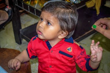 Tatlı küçük çocuk Delhi 'de fotoğraf çekimi için poz veriyor, tatlı bebek oğlan tatlı, tatlı bir gülümsemeyle eğleniyor.