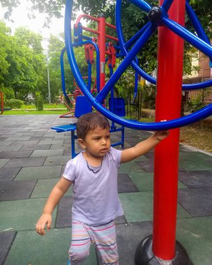 Tatlı küçük çocuk Delhi 'de fotoğraf çekimi için poz veriyor, tatlı bebek oğlan tatlı, tatlı bir gülümsemeyle eğleniyor.