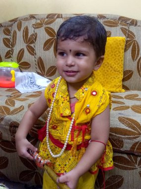 Tatlı küçük çocuk Delhi 'de fotoğraf çekimi için poz veriyor, tatlı bebek oğlan tatlı, tatlı bir gülümsemeyle eğleniyor.