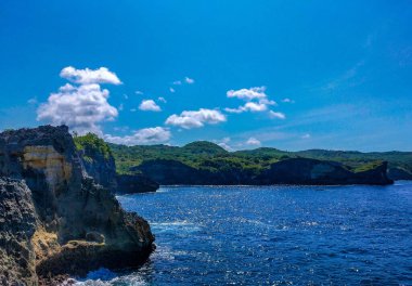 Angel 's Billabong, Nusa Penida Adası' ndaki Broken Beach 'te Endonezya' daki Bali 'de Melek' in Billabong Sahili olarak bilinen güzel sahildeki eşsiz doğal kayaların ve kayalıkların muhteşem manzarası.