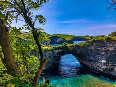 Aile hayatı. Baba, çocuklu anne doğal deniz havuzu Broken Bay 'e bakın. Bali seyahat rotası. Nusa Penida Adası Gündüz Turu popüler bir yer. Çocuklarla plaj tatili etkinliği