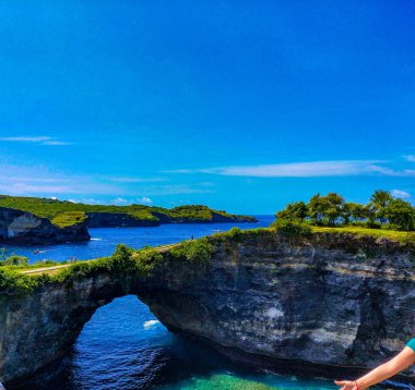Aile hayatı. Baba, çocuklu anne doğal deniz havuzu Broken Bay 'e bakın. Bali seyahat rotası. Nusa Penida Adası Gündüz Turu popüler bir yer. Çocuklarla plaj tatili etkinliği