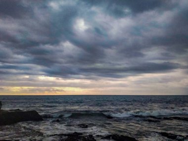 Akşamları Bali Endonezya 'daki Tanha Lot plajına yakın akşam manzarası, Akşamları Tanha' nın plaj manzarası